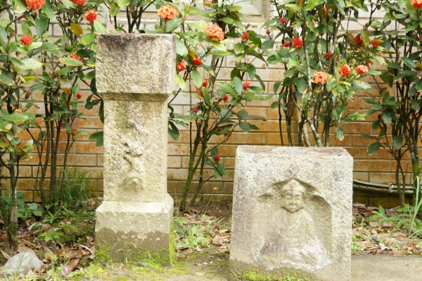 佇立門口的兩塊古石跡